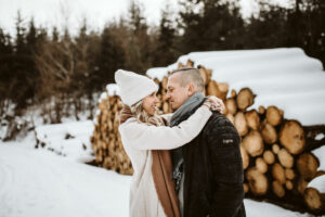 Natürliches Paarfoto im Schnee
