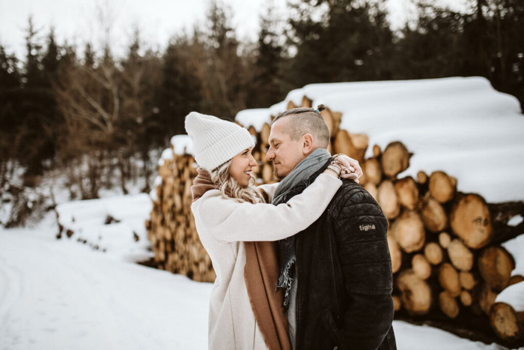 Angestellte Paarfotos im Schnee