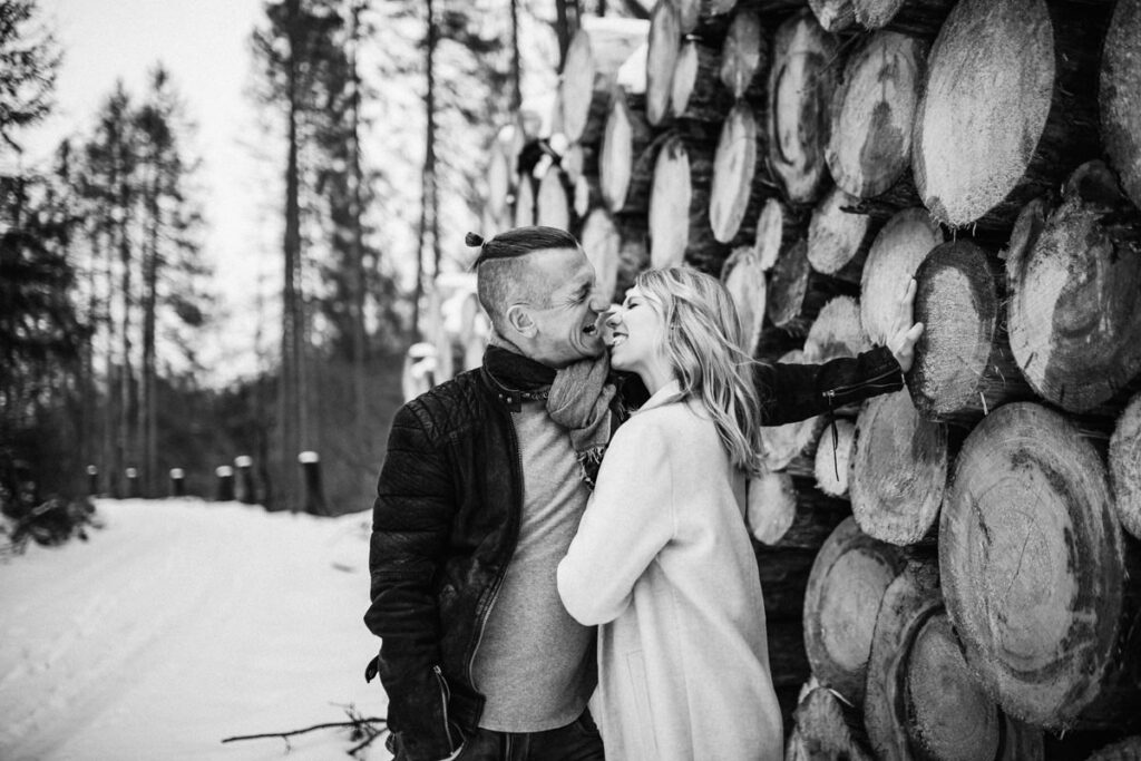 Paarfoto Schwarzweiß im Schnee