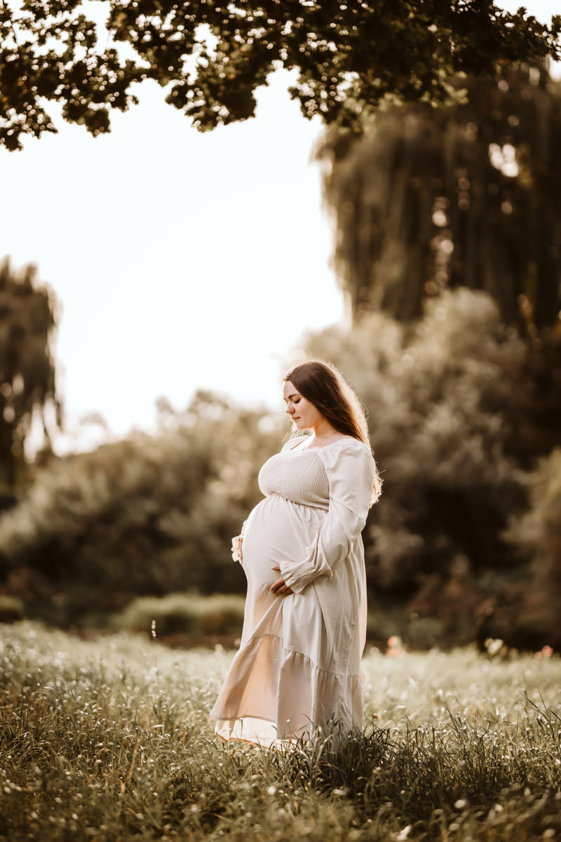 babybauchfoto-sonnenuntergang-natur