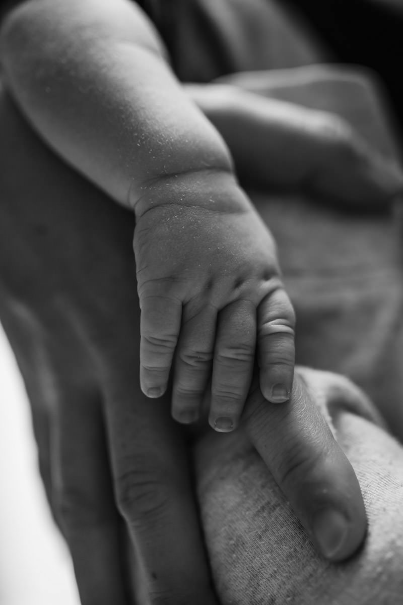 babyhand-schwarzweiß-detail
