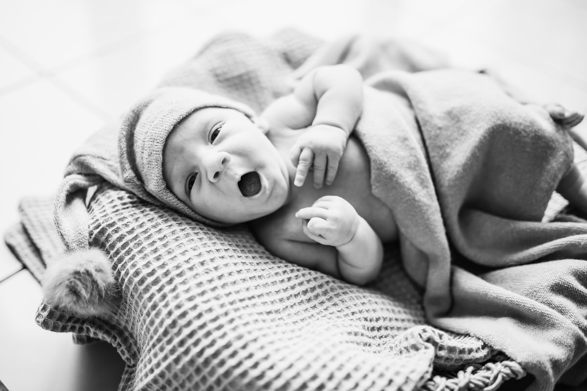 babyshooting-schwarzweiß-studio