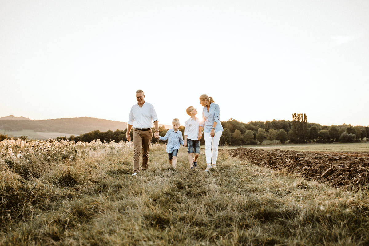 familienshooting-sonnenuntergang-spaß