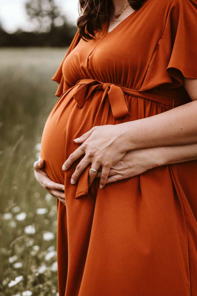 babybauch-detailfoto-outdoor
