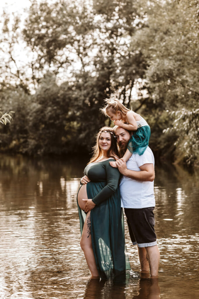 babybauchshooting-geschwister-wassershooting